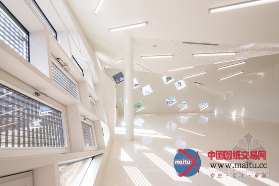 paul le quernec设计的法国文化中心