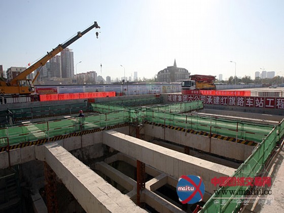 天津地铁6号线红旗路站基坑完成开挖 近27米