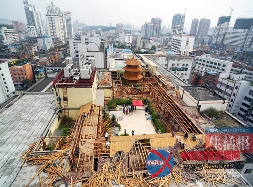 南宁楼顶“宫廷酒店”被拆除 造价约300万元
