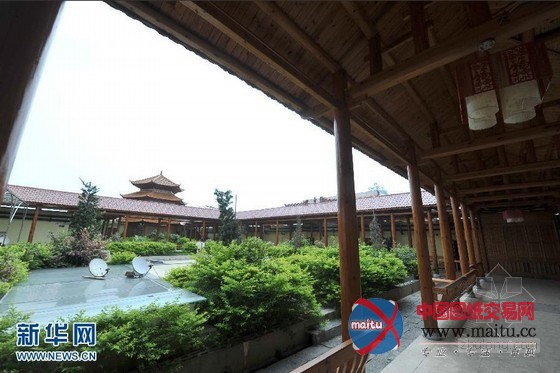 南宁一大楼楼顶“宫廷”违建被强制拆除