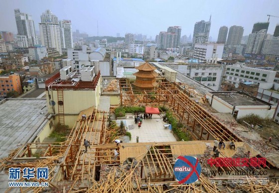 南宁一大楼楼顶“宫廷”违建被强制拆除