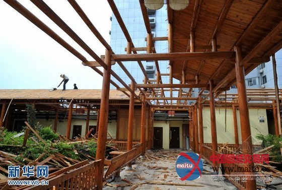 南宁一大楼楼顶“宫廷”违建被强制拆除