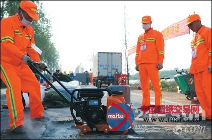 道路养护机械别样大比武 开装载机投篮-机械