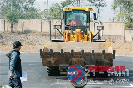 道路养护机械别样大比武 开装载机“投篮”