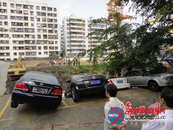 工地护坡墙坍塌殃及近邻 停车场4小车险掉坑