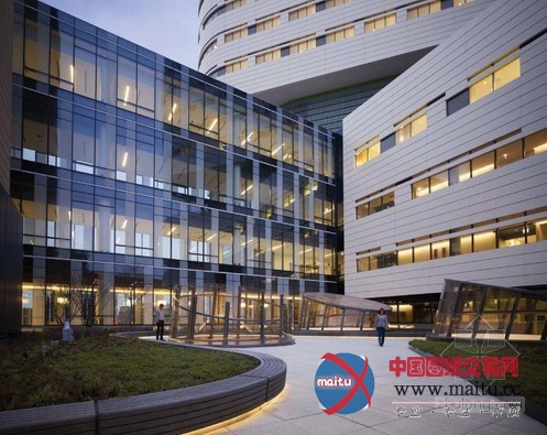 Perkins等设计的美国拉什大学新医疗中心