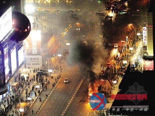 深圳百货大楼遇火灾 五层大楼只剩空壳