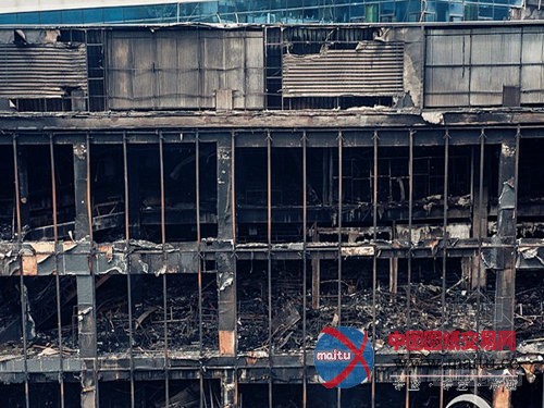 深圳百货大楼遇火灾 五层大楼只剩空壳