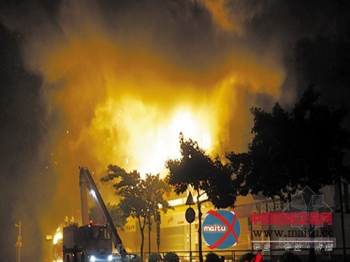 深圳百货大楼遇火灾 五层大楼只剩空壳