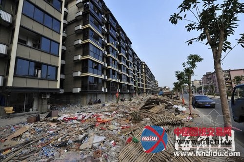 福州景观改造后 拆了脚手架垃圾占道200米