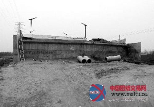 西安投资5亿建座“断头桥” 行人过桥要先爬梯子