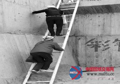 西安投资5亿建座“断头桥” 行人过桥要先爬梯子