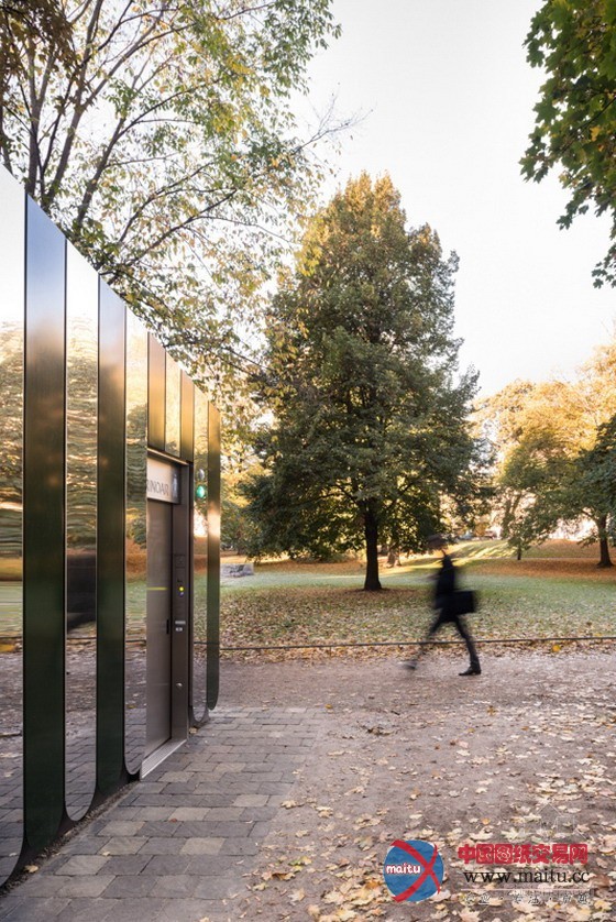 斯德哥尔摩公园中的可爱绚丽的公共卫生间