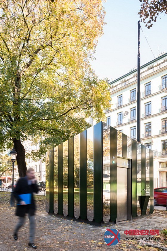 斯德哥尔摩公园中的可爱绚丽的公共卫生间