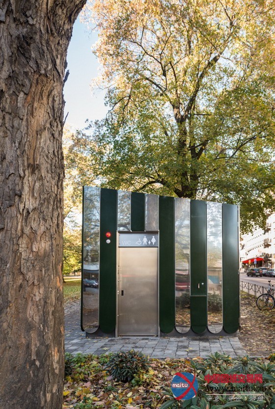 斯德哥尔摩公园中的可爱绚丽的公共卫生间