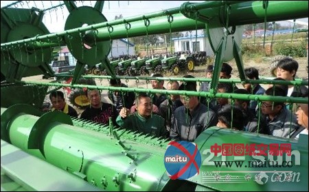 约翰迪尔优质服务 收割机唱响丰收主旋律