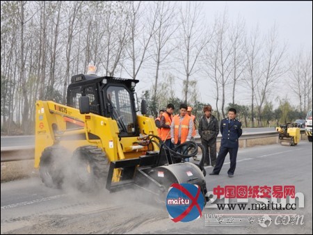 福威重工滑移装载机助力江苏灌南公路养护