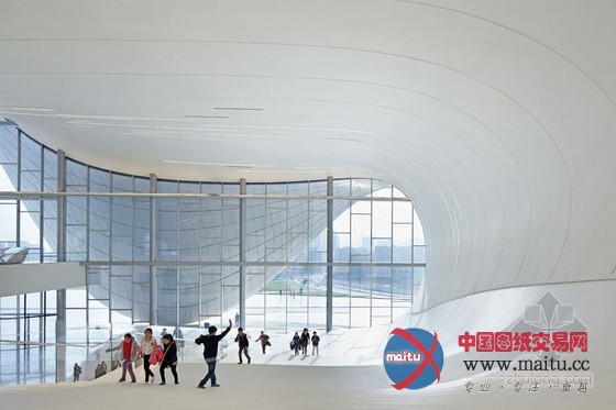 扎哈的阿利耶夫中心展示独特魅力的流线型设计