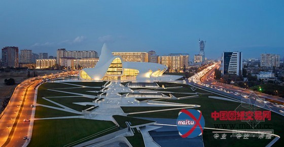 扎哈的阿利耶夫中心展示独特魅力的流线型设计