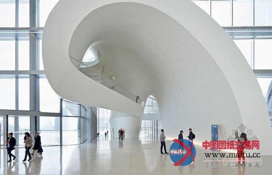 扎哈的阿利耶夫中心展示独特魅力的流线型设计