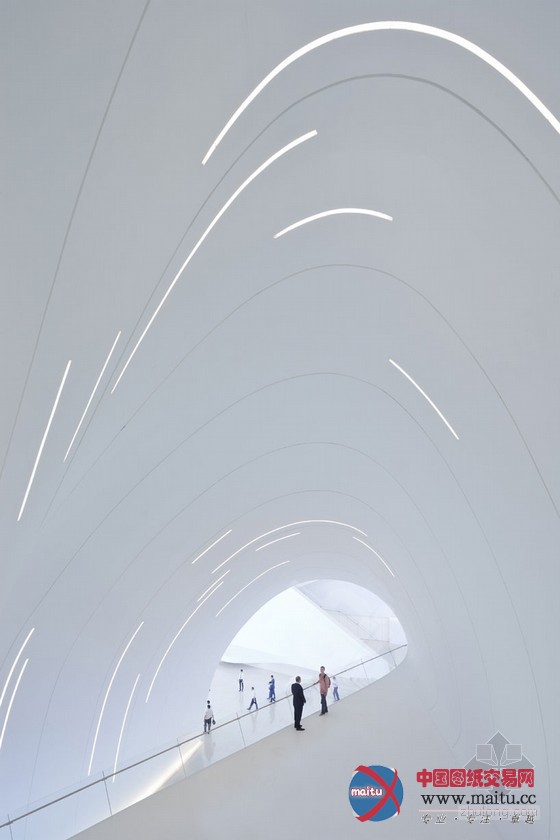 扎哈的阿利耶夫中心展示独特魅力的流线型设计