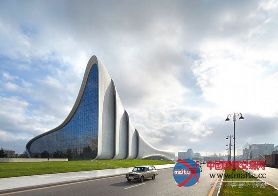 扎哈的阿利耶夫中心展示独特魅力的流线型设计