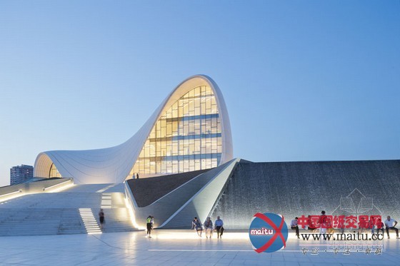 扎哈的阿利耶夫中心展示独特魅力的流线型设计