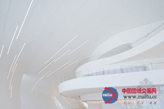 扎哈的阿利耶夫中心展示独特魅力的流线型设计