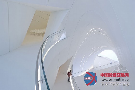 扎哈的阿利耶夫中心展示独特魅力的流线型设计