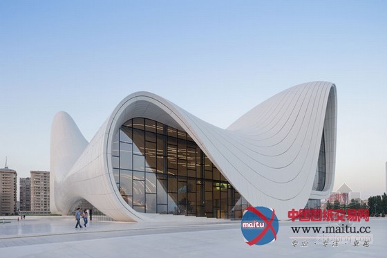扎哈的阿利耶夫中心展示独特魅力的流线型设计