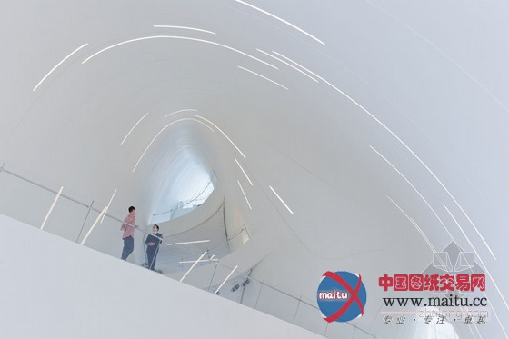 扎哈的阿利耶夫中心展示独特魅力的流线型设计