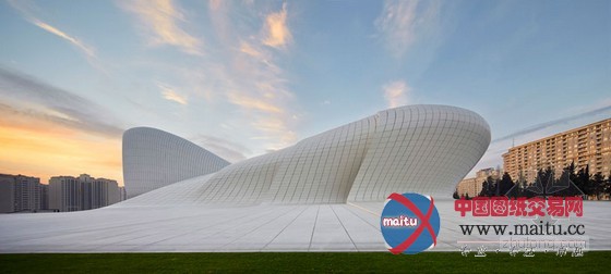 扎哈的阿利耶夫中心展示独特魅力的流线型设计