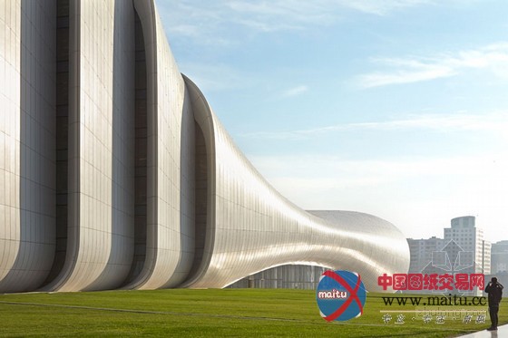 扎哈的阿利耶夫中心展示独特魅力的流线型设计