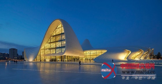 扎哈的阿利耶夫中心展示独特魅力的流线型设计