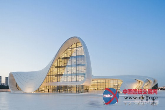 扎哈的阿利耶夫中心展示独特魅力的流线型设计