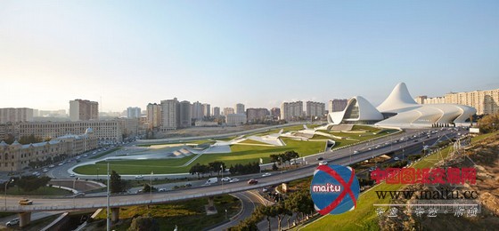 扎哈的阿利耶夫中心展示独特魅力的流线型设计