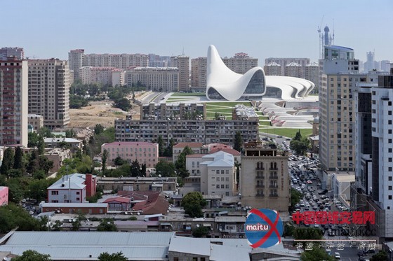 扎哈的阿利耶夫中心展示独特魅力的流线型设计