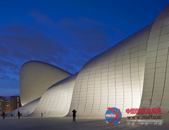 扎哈的阿利耶夫中心展示独特魅力的流线型设计