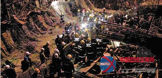 宁波在建羽毛球馆坍塌2死8伤 疑与停电有关