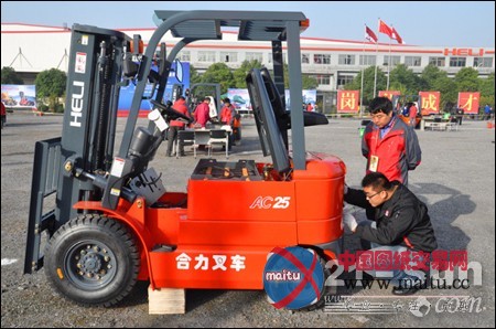 “合力杯”工程机械修理工叉车技能赛举行