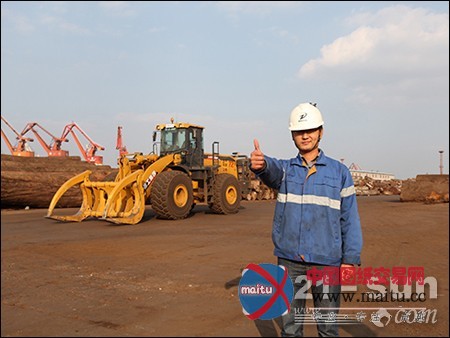 徐工LW800K大吨位夹钳机装载机港口施工记