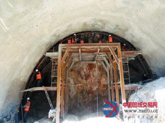 全国公路隧道最大断面“266平方米”施工现场