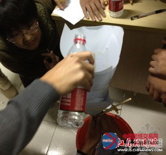 用筷子DIY“纸水库” 可承载一升水