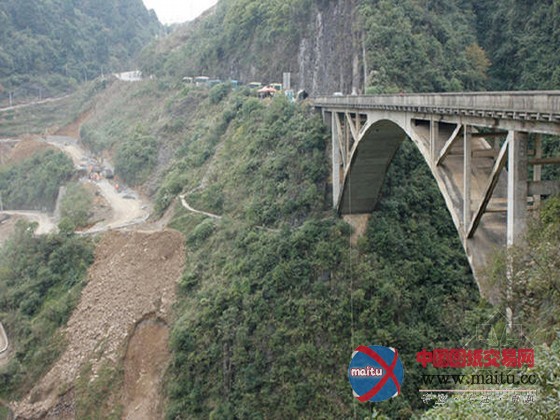 百年大桥15年成危桥 公路局称“设计缺陷”