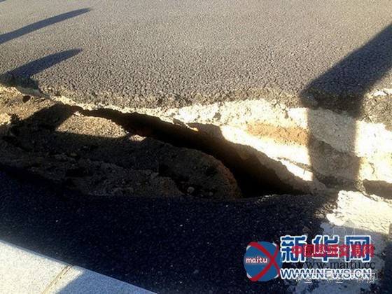 大连东港区路面开裂最深10米 谁是“真凶”