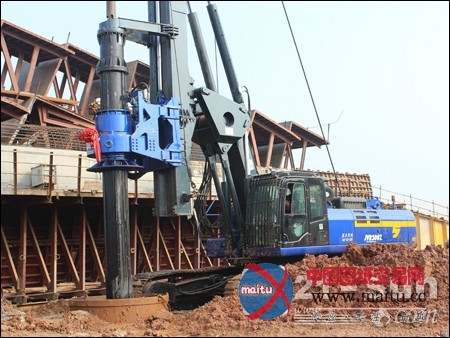 恒天九五首台自制底盘旋挖钻机长沙首钻告捷