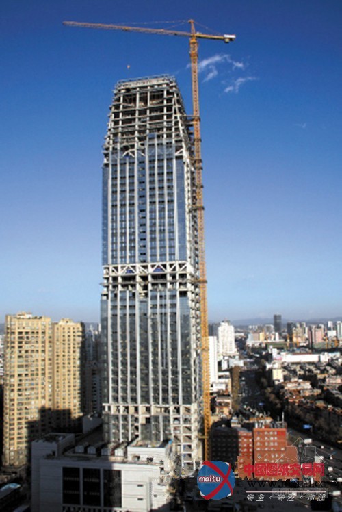昆钢科技大厦主体结构基本完成 头上可降直升机