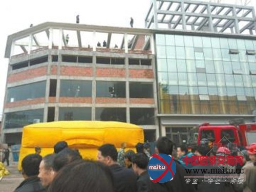 厕所盖高楼 城管强拆“最牛非法建筑”