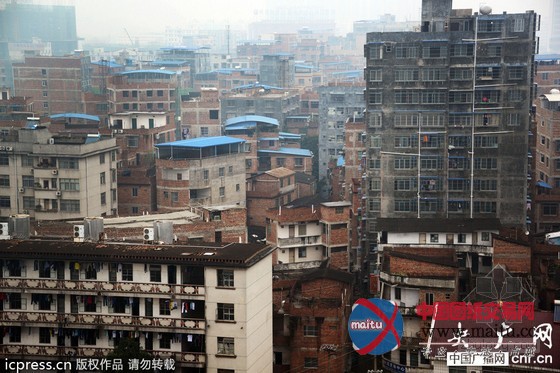 广西南宁:城中村惊现大规模“亲嘴楼”