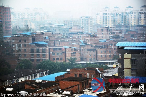 广西南宁:城中村惊现大规模“亲嘴楼”